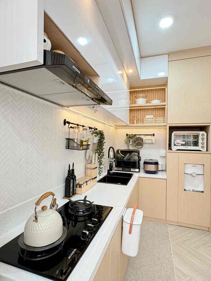 Desain dapur open space ini tidak memakai jasa desain interior khusus, hanya menyesuaikan dengan kebutuhan dan aspek fungsi yg lebih diutamakan, sehingga untuk ornamen yang sifatnya dekorasi cenderung lebih sedikit dan lebih banyak dimanfaatkan sebagai storage dan space yg memang ada fungsinya saja.

Penempatan alat makan seperti gelas dan sendok karena sering sekali digunakan, kita letakkan di sisi bawah kitchen set agar lebih ramah anak. Untuk piring yang sifatnya digunakan sehari2 kita letakkan di dish washer, sisanya kita letakkan di rak piring di kabinet bagian atas.

Di sisi paling ujung kita hanya menggunakan rak Ivar dari Ikea sebagai tempat penyimpanan dan sekaligus dimanfaatkan sebagai Coffee Corner tempat pak suami berkreasi membuat kopi dipagi hari. Minim dekorasi namun lebih mengutamakan fungsi.

#stylingdapur #makeoverdapur #renovasidapur #dapurramahanak #desaindapur #whiteandwoodkitchen 
