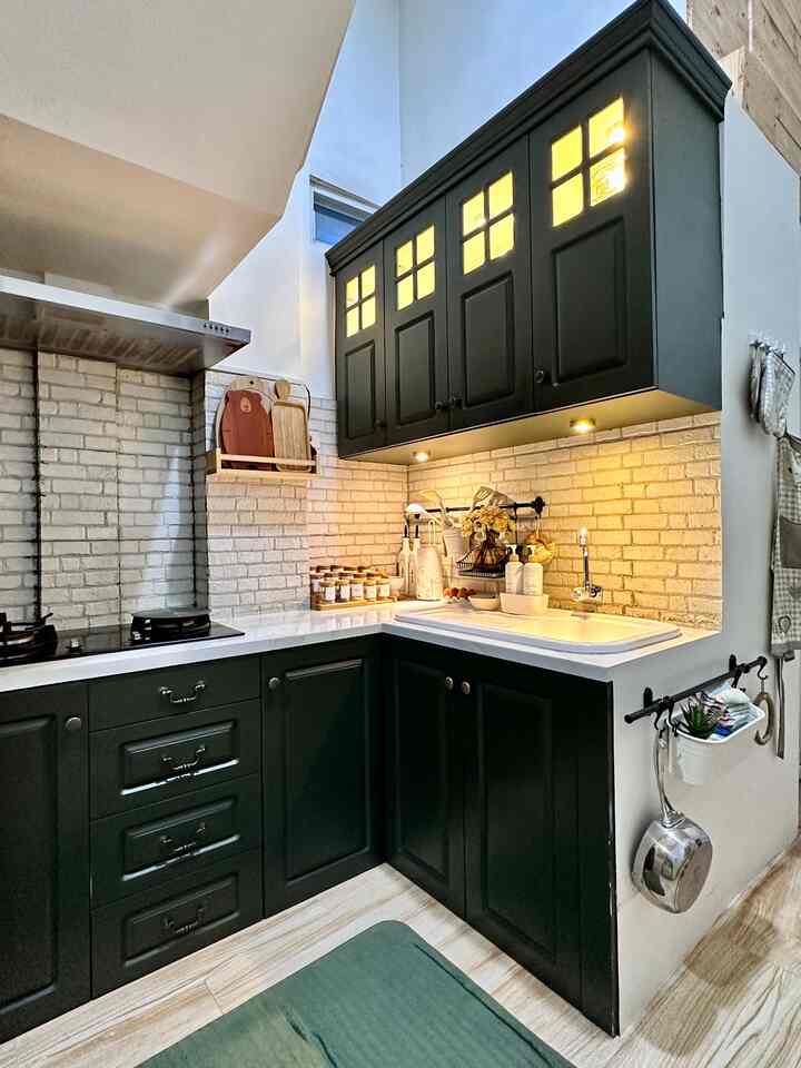 Dapur kecil di bawah tangga ini sempat direnovasi karena kesalahan tukang saat finishing top tablenya, ruang kosong dibawah tangga juga dimanfaatkan untuk penyimpanan perkakas dapur dan kawan2 nya, penambahan rak serbaguna di satu sisi juga memudahkan menata barang2 agar terlihat rapi

#StylingDapur #MakeOverDapur #RenovasiDapur #modernfarmhouse #bandaaceh #livewithkids