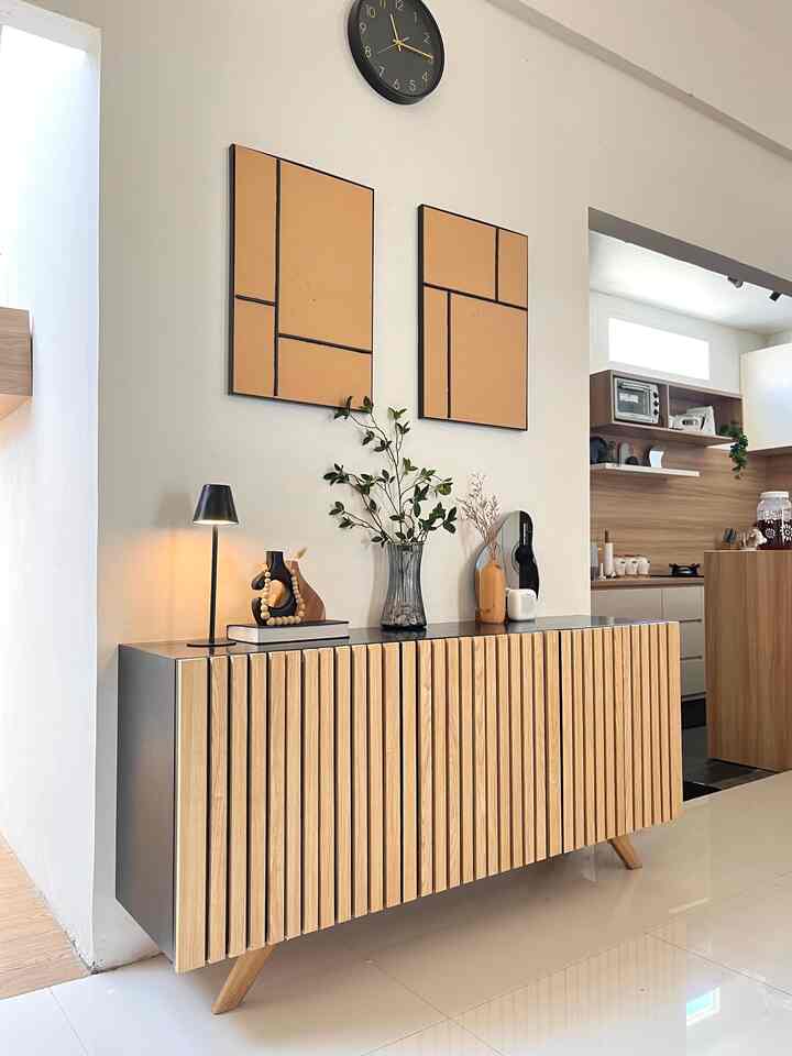 Entah kenapa, perintilan seadanya di atas kabinet ini terasa pas menurut kami. 
Ditambah dengan lampu meja yang simple, daun artificial yang manis menambah mood kmi setiap lihat ke arah kabinet ini hehe

 #BendaFavorit
#RekomendasiDekor
#RecommendedDecorItems
#DekorasiFavorit
#RekomendasiDekorasi