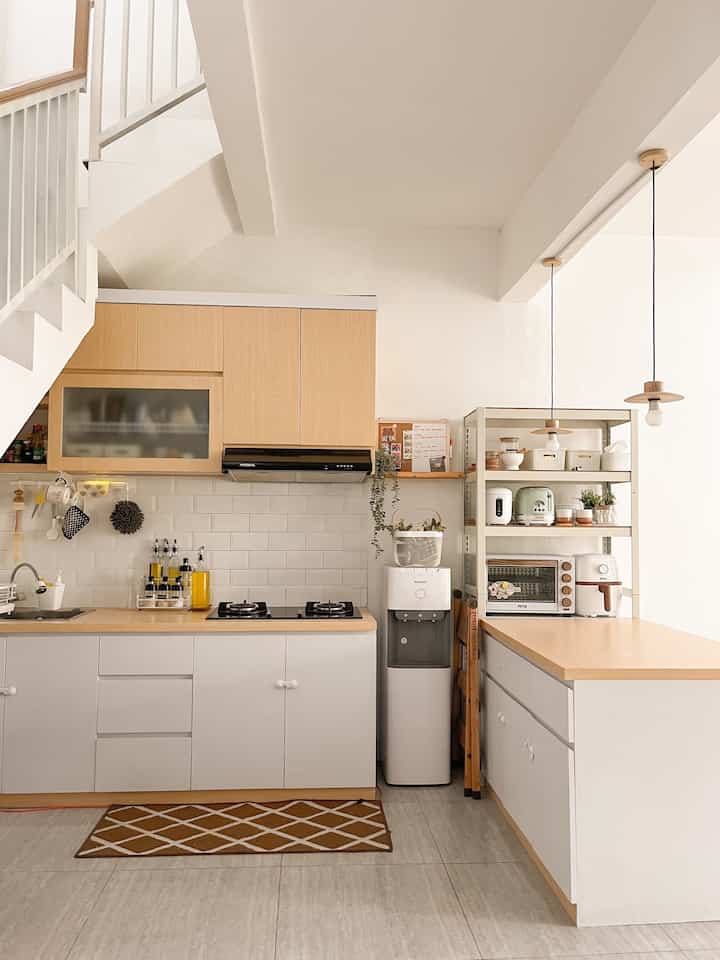 How I Style my Kitchen 🤎🤎

Dari waktu ke waktu gak banyak yang berubah dari dapur ini, untuk perabotannya hampir sama semua. 
Kalo mulai bosen, sederhana aja kami ganti layout sesimple memindahkan posisi table island. 

Kami menggunakan tema japandi kitchen, dengan tone white and wood, dekorasi dan barang di dapur di sesuaikan dengan kebutuhan, tidak terlalu banyak barang karena dapur kami kecil meminimalisir agar tidak terlihat sempit. 



#StylingDapur
#MakeOverDapur
#RenovasiDapur
#JapandiKitchen 
#KitchenDekor

