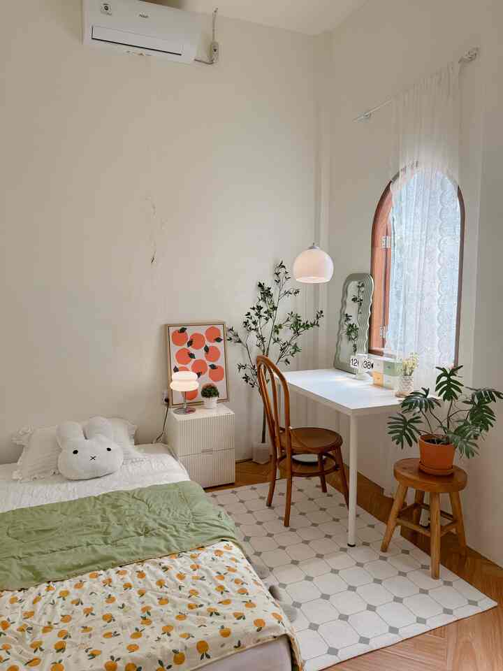 Aku paling Seneng banget dekor kamar.. karena kamar tidur adalah ruangan yang paling sering aku tempati sehabis melepas lelah seharian beraktivitas... nah ada yang baru nih dikamar aku.. yang sekarang jadi benda favorit aku dirumah...
1. Meja kerja.. bentuknya yang simple dan ringan ini sangat bermanfaat untuk meletakkan laptop atau beberapa  printilan kamar.
2. Cermin ini buat aku yang kalau berpergian wajib banget ngaca 🤗
3. Jam retro.. bentuknya yang unik bikin kamar jadi berasa bedaa... udah ada detik nya loh jd keren bgt ya.
4. Lampu tidur... model nya lucu banget ya.: kaya es krim... bikin nyaman tidur deh karena warna lampu nya bisa di ganti2.. 🤗
Semoga menginspirasi 🤎🤎
#BendaFavorit
#RekomendasiDekor
#recommendeddecoritems