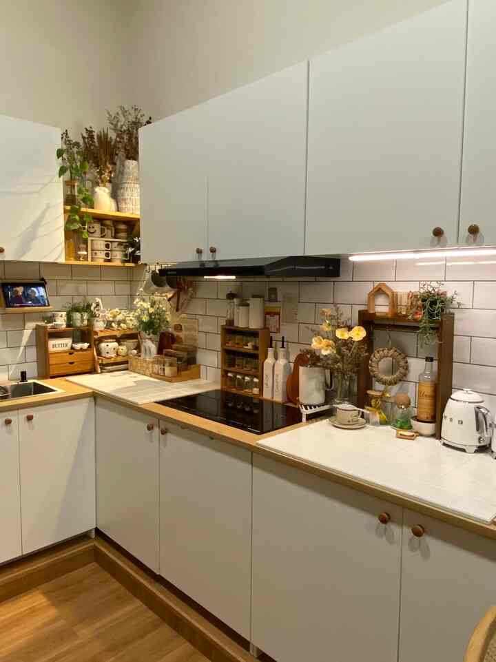 Dapur L


Dapur model L yang mengikuti lahan dirumah aku beli langsung di IKEA namanya KNOXHULT. Secara biaya lebih murah daripada custom dan secara waktu lebih cepet soalnya bisa langsung angkut. Untuk rakitnya bisa pakai jasa perakitan dari IKEA, tapi kalo aku rakit sendiri dibantu tukang saat renov. Gampang kok pasangnya. 

Kitchen set ini ukuran 1,4x3m dengan biaya 11jtan.

#StylingDapur #MakeoverDapur #RenovasiDapur #dapurikea #knoxhultikea #dapurmini #dapurminimalis #kylehome