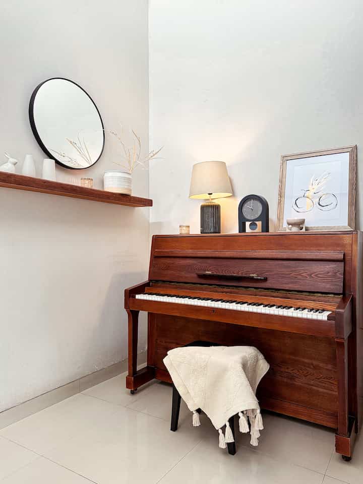 Pojok Piano Dan Benda Favoritku ✨

Pojok piano klasik ini salah satu spot tempatku memajang benda benda favoritku.Biasanya aku beli saat berlibur.Aku sangat menyukai aneka vas dan tempat lilin bentuk unik simpel dan warna putih natural.Koleksi table lampku juga lumayan banyak salah satunya di atas piano ini.Beberapa lukisan karyaku juga dipajang di ruang tengah,salah satunya lukisan sepeda dibingkai dengan  frame kayu ikea.

#BendaFavorit
#RekomendasiDekor
#RecommendedDecorItems
#RuangPiano
#homedecorinspo
#vintage
#classic