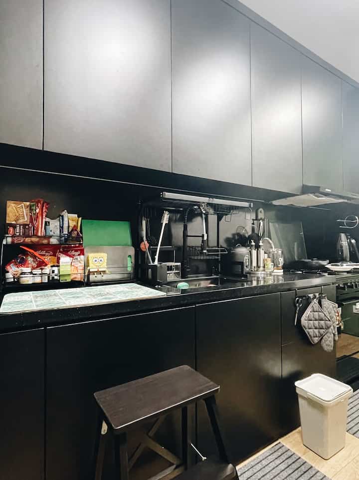 Dapur ganteng baru ketambahan satu rak di atas sink untuk bantu ngeringin piring dan printilan dapur lainnya. Lumayan space saving dan organized. #stylingdapur #makeoverdapur #renovasidapur #dapurhitam #blackkitchen #kitchenideas #kitchendecor #decor #decorideas #livealone