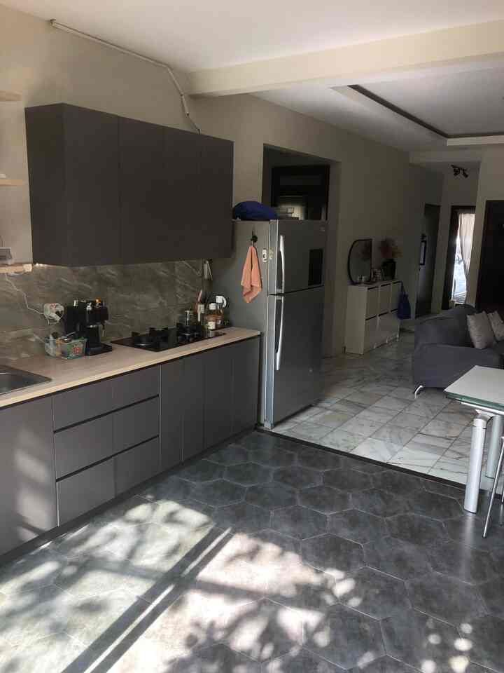 Kitchen, dining, dan living room yang semuanya nyambung🤣 
Denah khisaku ini emang “segaris”, jd begitu masuk, lgsg bisa liat taman belakang. dr taman belakang pun keliatan pintu masuk. Keuntungannya, khisaku ga pernah kekurangan sinmat (kecuali hujan🤭). Kalo pagi dari pintu depan, kalo sore dari taman belakang, jadi bener2 jrg bgt nyalain lampu. 

#StylingDapur
#MakeOverDapur
#RenovasiDapur
#InspirasiDapur
#DekorasiDapur
#DapurMinimalis
#RuangMakanMinimalis