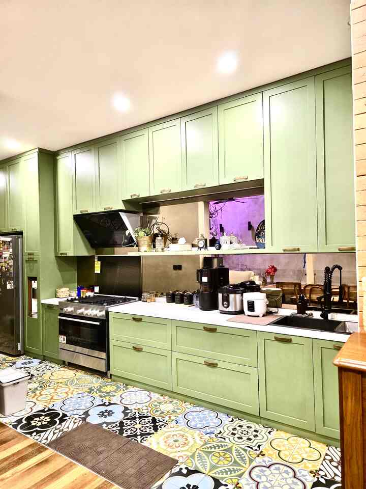 Sebisa mungkin barang yang ada di top table kitchen set saya di rumah, diusahakan seminimal mungkin. Supaya tidak terlihat penuh dan berantakan. Apalagi backsplash kitchen set adalah brown mirror yang dipilih untuk membuat ruangan terlihat lebih luas. Magic com kecil berwarna putih masih terlihat, meskipun agak kurang match dengan warna sekitar. Memanfaatkan barang yang sudah kami punya.

#StylingDapur #MakeOverDapur #RenovasiDapur #RumahBuaran #HomeStyling #KitchenIdeas #KitchenStyling