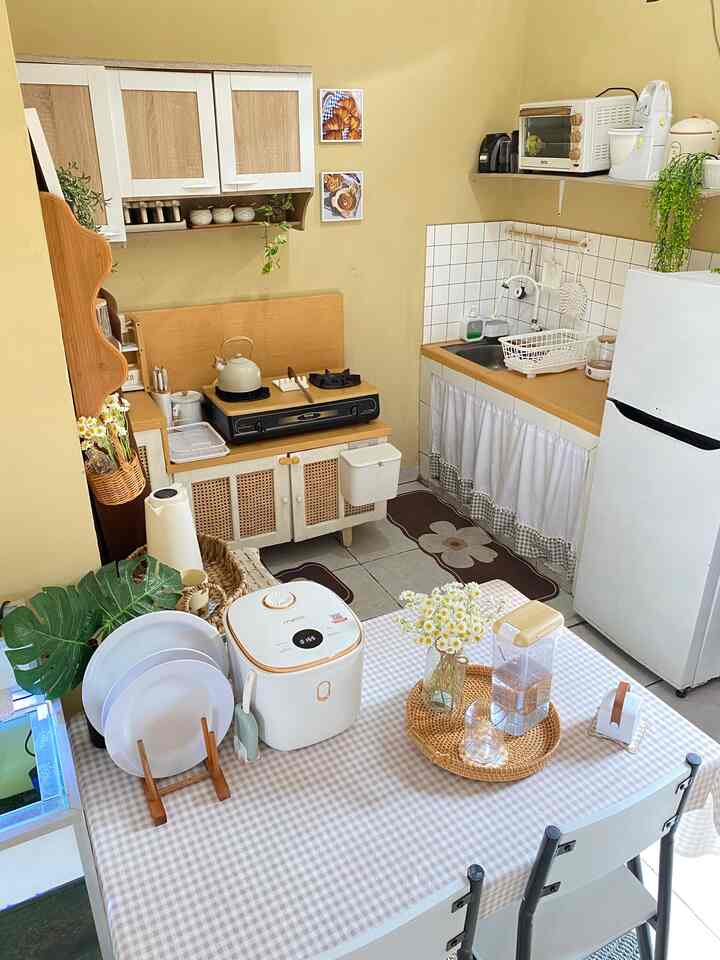 Dapur ini adalah ruang kesayangan di rumahrantau , kalao dapur beraih dan rapi otomatis ruangan lainnya pun ikut bersih ., 
Printilan yang senada menambah semangat dan bikin betah lama lama di dapur white wood ku 🤍🤎

#StylingDapur
#MakeOverDapur
#RenovasiDapur
#DapurRumahRantau
#DapurOpenSpace