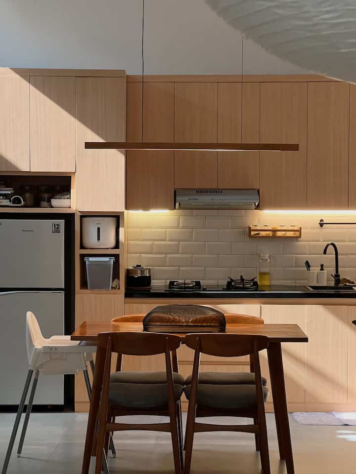 Ini adalah styling decor di dapur, dapur ini tidak banyak decor fancy, cukup minimalist, dengan kitchen set terbuat dari bahan multyplex dan hpl, dan tambahan keramik backsplash berwarna putih dapur ini mengusung tema minimalist japandi, di lengkapi rak kayu dari ikea yang matching dengan tema dapur, perabotan pun didominasi dengan warna putih, tak lupa sedikit hiasan berupa artificial plant dan tanaman asli memberi kesan yang lebih fresh dan sejuk 
#Stylingdapur #MakeOverDapur #RenovasiDapur