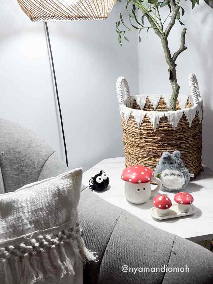 Salah satu spot favorit di rumah ini adalah sudut ruang tamu. Karena terdapat beberapa benda favorit seperti tassel cushion cover dan tassel throw blanket. 

Selain itu ada lampu tempel dengan kap lampu rotan yang membuat nuansa ruangan jadi lebih hangat dan hidup. Spot ini juga menjadi spot favorit saat ngonten dan shooting video. 

Contohnya, saat shooting item favorit baru yaitu: set mushroom mug, salt & pepper shaker, memanfaatkan cahaya dan nuansa di sudut ruang ini.

#nyamandiomah #BendaFavorit #RekomendasiDekor #DecorItems #RecommendedDecorItems #spotfavorit #livingroominspo #livingroomdecor