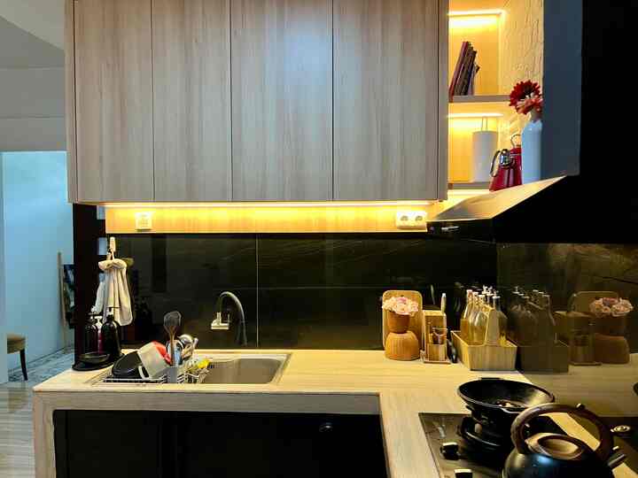 Cara simple bikin dapur lbh kece , letakkan satu item berwarna merah sebagai center point  nya 🥰

Dan pilihan jatuh ke teko enamel berwarna merah.

sejujurnya teko ini ud g bs buat dipake masak air , karna dalamnya karatan gegara pernah masak airnya sampai gosong 🤭. So jadilah dia beralih fungsi sebagai vas bunga , buat nyiram tanaman sampai jd hiasan dapur .

#stylingdapur
#makeoverdapur
#renovasidapur
#dapurganteng