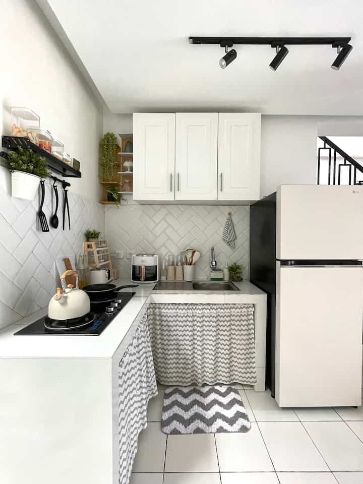 Caraku styling dapur dengan menambahkan ornamen tanaman artificial berwarna hijau untuk menyempurnakan tone kitchen set warna putih dan peralatan wood yang ada di dapur ini. 
Menurutku ada yang kurang apabila tidak ada dekorasi warna hijau di dapur kecil ini. Bagaimana menurut kalian ? 

#stylingdapur
#makeoverdapur
#renovasidapur
#dapurminimalis
#dapursegaris
#inspirasidapurkecil
