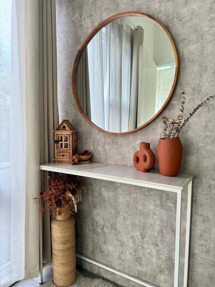 4 benda favorit di 4 Sudut di Rumah!

1. Sudut voyer ini baru aku update dengan barang-barang yang sebagian besar kubeli di Jogja 🥰 dengan satu tone warna kayu dan terakota. Favoritku tentu saja di cermin besar yang bikin kita pengen selfie terus! 

2. Tanaman Sansevieria di sudut kamar. Tadinya sudut ini cuma kosong, akhirnya aku taruh tanaman dan rak gantung. Sulit juga menemukan tanaman yang cocok untuk sudut ini karena malam dingin ke AC, akhirnya ketemulah si Sansevieria besar yang tangguh di indoor siang malam. 

3. Sudut di living room. Yang jadi my most favorite karena si pohon asem! Koq bisa pohon asem? Di Jepang sekarang sedang tren memelihara pohon everfresh yang estetik, namun kalau sampai Indonesia ternyata pohon ini harganya mahal sekali 😭 akhirnya aku memutuskan memelihara pohon yang daunnya mirip dengan pohon everfresh, yaitu Tamarindus Indica alias Asam Jawa. Pohon ini aku beli dari sebuah warteg di daerah Tangsel 🤭 beruntung yang punya warteg mau melepasnya dengan harga wajar.

4. Sudut favoritku di dapur. Tentu aja rak gantung ini. Penuh dengan piring dan gelas gerabah cantik estetik dari salatiga dan jogja 🥰🥰 ada yang beli online ada juga hasil berburu langsung ke pengrajin 🥰

#BendaFavorit #RekomendasiDekor #RecomendedDecorItems 