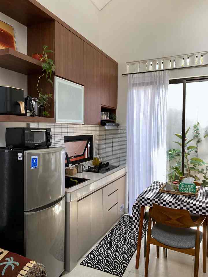 Caraku styling dapur adalah dengan memberikan barang seminimal mungkin di atas top table. Untuk inspirasi dapurku, aku dapat dengan membuat color pallete menggunakan 3D Sketchup, kemudian aku coba untuk mengubah warna kitchen set sampai sesuai dengan keinginanku. Tips untuk styling dapur low budget, adalah dengan memilih barang yang benar-benar berguna di area tersebut. Bisa menambah asesoris berupa tanaman hias, sehingga memberikan kesan tropis didalam dapur. Dan juga adanya kitchen runner di area dapur, selain meminimalisir tetesan air, juga membuat area tersebut lebih berwarna! 

#StylingDapur #MakeOverDapur #RenovasiDapur #kitchenset #kitchensetlowbudget #lowbudgetdecoration #tipe36 #36m2