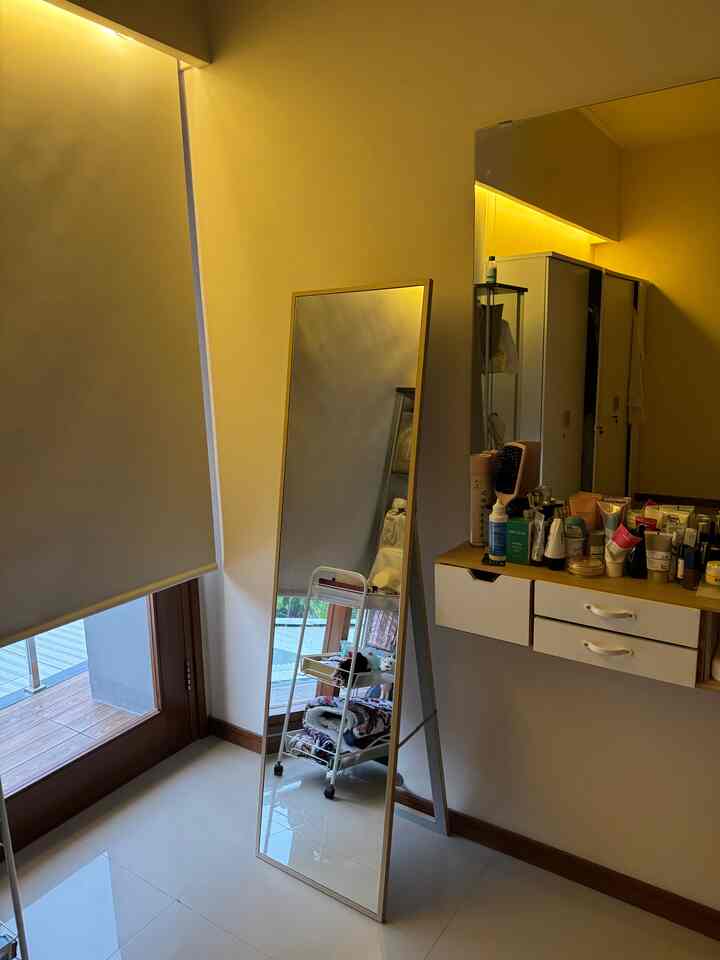 Salah satu benda favorit dirumah ini adalah cermin fullbody ini!!😍 bisa dijadiin spot konten favorit & tempat bersolek diri

Ini adalah suasana sore di kamar kami. Dengan pemadangan balkon mengarah ke matahari terbit 🤍

#BendaFavorit
#RekomendasiDekor
#RecommendedDecorItems
#blackhouse