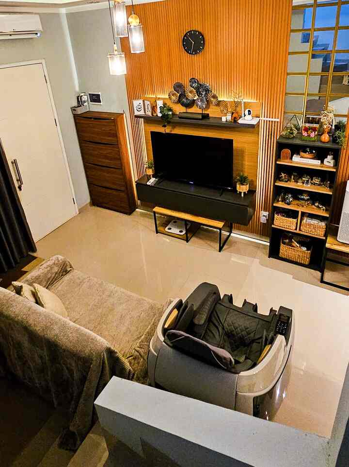 Kalau ditanya apa benda-benda terpavorit dirumah, semuanya ada di living room kami: Sofa Bed, Massage Chair, Backdrop dinding dan pajangan di sekitar TV. Kenapa? Karena kami yang hobi nonton sangat disupport oleh benda-benda tersebut. Untuk dimana kami duduk, pilihannya bisa diantara sofa yang bisa diubah menjadi tempat tidur sehingga bisa nonton sambil rebahan nyantai atau sambil dipijat enak. Sofa Bed kami dapatkan di Atria sementara Kursi Pijatnya kami dapatkan di pameran mall. Kemudian ke apa yang kami lihat, selain TV, adalah backdrop dinding dan pajangan-pajangan sekitar TV. Untuk backdrop dinding berupa panel PVC motif kayu, kami dapatkan dari online shop dan kami pasang sendiri. Sementara pajangan-pajangan kami dapatkan di berbagai tempat. Pajangan-pajangan ini membuat pemandangan di sekitar TV menjadi lebih hidup dan tidak membosankan karena temanya senada dengan konsep desain ruangan. Keempat benda inilah yang membuat experience hobi  menonton kami menjadi lebih menyenangkan
#BendaFavorit
#RekomendasiDekor
#RecommendedDecorItems
#SofaBed #MassageChair #WallPanelBackdrop