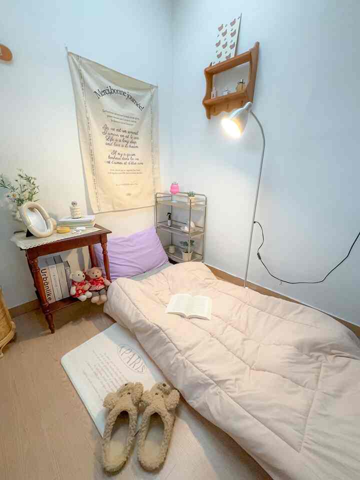 Di ruang kamar tidur ini banyak benda benda favorit aku 🤍
Dari meja mini kayu, lampu lersta yang baru ku beli, rak kayu pajangan, trolley stainless dan fabric poster 🫶🏻
Semua produk - produk ini pasti ku belanja nya di ecommerce 


#bendafavorit #rekomendasidekor #recommendeddecoritems #bedroom #bedroominspo #bedroomdecor #roomdecor #roominspo #studiodecor #kamartidur #dekorasikamartidur #inspirasikamartidur 