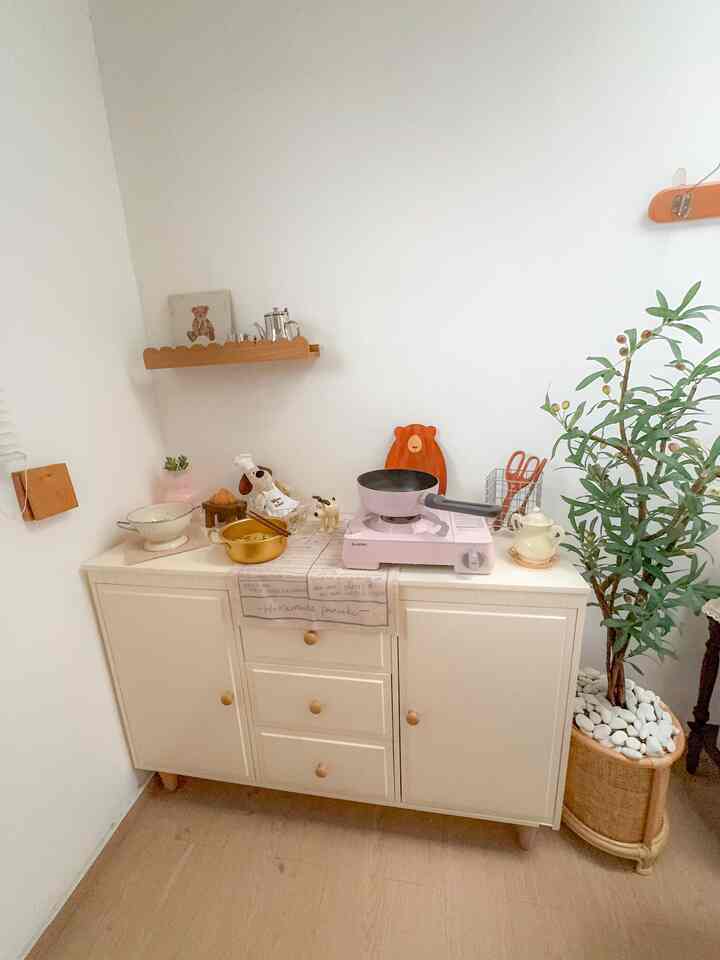 Mini kitchen aku ini low budget banget karna ruangan yang terbatas jadi aku hanya menggunakan lemari kabinet biasa saja dan didekor senyamannya aku🤍


#stylingdapur #makeoverdapur #renovasidapur #kitchen #kitcheninspo #inspirasidapur #lowbudgetdecor #kitchenlowbudget 