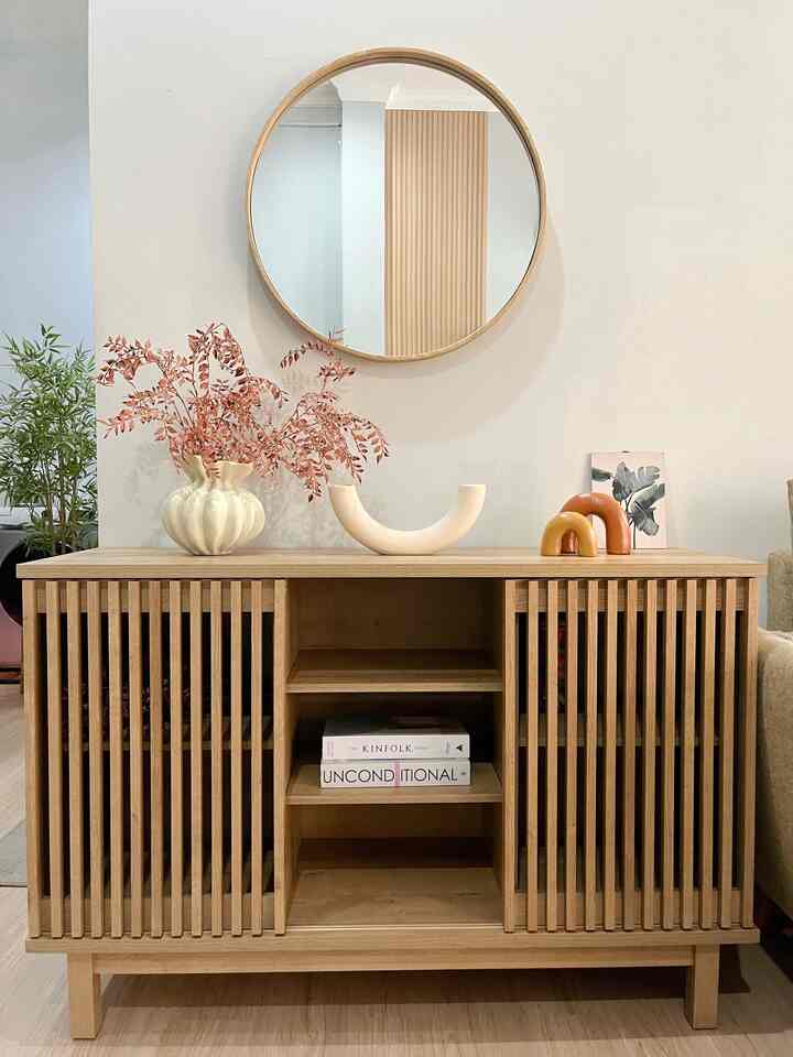 4 sudut favorit di rumah

Slide 1 : area baru foyer rumah diruangtamu
Slide 2 : area ruang tv 
Slide 3 : area teras yg disulap ala japandi
Slide 4 : area wall moulding di tangga utama

#BendaFavorit
#RekomendasiDekor
#RecommendedDecorItems
#inspirasidekorrumah
#inspirasiterasrumah
#inspirasiruangtamu
#inspirasiareatangga