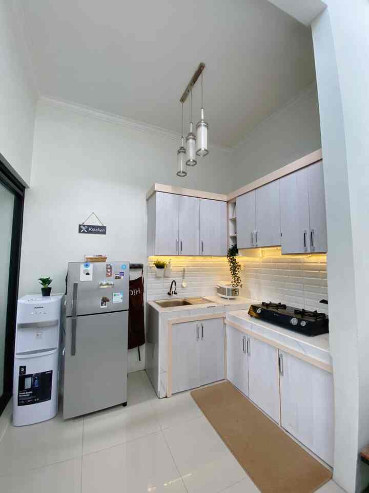 Dapur minimalist.
Area yang paling sering aku geser geser hehe biar keliatan agak beda. Ruangan yang paling sulit rapi karna hampir setiap hari aku beraktifitas disini. Oiyaa temen2 bisa lihat yaa, dapur aku masih minim dekorasi. Rasanya masih bingung mau nambahin apa. Ingin coba nambahin ambalan di dinding yang kosong biar makin hidup. Sambil cari cari inspirasi di dapur tetangga yang lain hehehe.

#StylingDapur #MakeOverDapur #RenovasiDapur #DekorasiDapur #InspirasiDapurMinimalist #DapurMini #Kitcheninspo