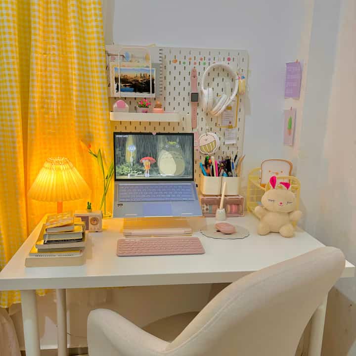 Mendekorasi Ruang Kerja

📚Ternyata tumpukkan buku bisa jadi pajangan yang bikin meja terlihat aesthetic loh. Ya akhir-akhir ini aku lagi belajar menyukai buku dan menumpuknya di atas meja. Tanpa disadari buku ini bikin meja terlihat kiyowo.

👩‍💻Pemilihan set alat kerja juga mempengaruhi penampilan dari ruang kerja kita. Aku memilih laptop stand holder akrilik karena terlihat cantik dan bening. Juga untuk set mouse dan keyboar aku memilih tampilan yang minimalis yang juga menambah estetika di ruang kerjaku.

#Stylingruangkerja
#Makeoverruangkerja
#Renovasiruangkerja