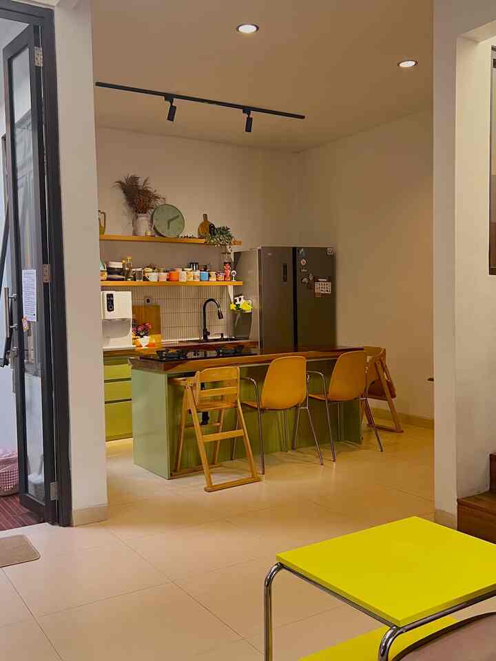 Dapur Coming Homey yang akhirnya mulai ngebul lagi setelah 3 minggu kita tinggal mudik, walaupun masih mode pemanasan🤣 masak yang gampang-gampang aja..

Cerita dikit tentang dekorasi dapur, sengaja kita mau dapur ini ada warna warninya supaya dapur gak terkesan monoton dan masih selatas sama rumah kita yang banyak sentuhan warnanya. Buat tanaman palsu dan bunga kering kita tambah sedikit di dapur supaya berasa makin hidup🫶🏻

#StylingDapur #MakeOverDapur
#RenovasiDapur #90sqm #midcenturymodern #dulux #kayutrambesi #ikea #homesweethome