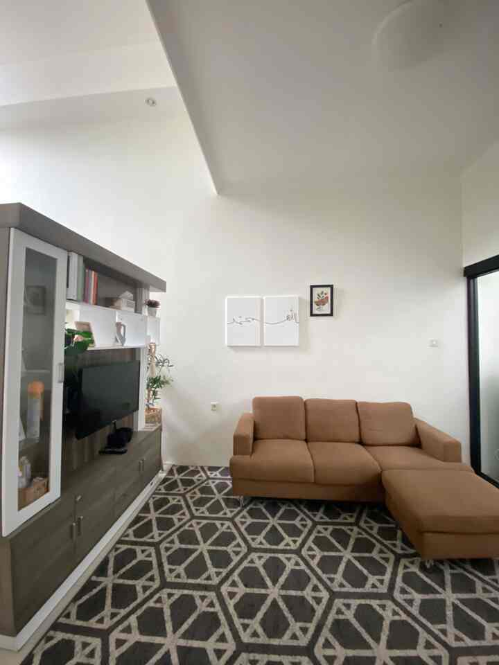 dekorasi favorit terbaru kali ini jatuh kepada..
wall decor yang aku custom sendiri! yipiii🤗
udah lamaaa banget mau ngisi kosongnya tembok ruang tv ini. tapi sulit nemu yang cocok. cocok warna, ukuran dan juga harga. tapi untuk kali ini aku nemu wall decor yg sesuai dengan yang aku mau. gimana gimana? cocok ga ada di sana?☺️
#BendaFavorit #RekomendasiDekor #StylingLivingRoom #ReccomendedDecorItem