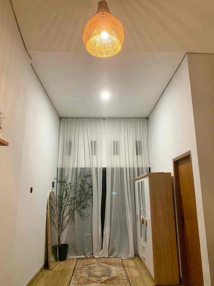 Menciptakan suasana ruang baru pada tempat yg terbatas memang hal yang sering terjadi di nasr.living , agar semua sudut termanfaatkan maka item decor pun menyesuaikan, kali ini area lantai 2 dengan penambahan almari kaca dengan cermin menjadi point dari item yg baru pada area ini.

 #BendaFavorit
#RekomendasiDekor
#RecommendedDecorItems
#nasrliving
#inspirasiruang