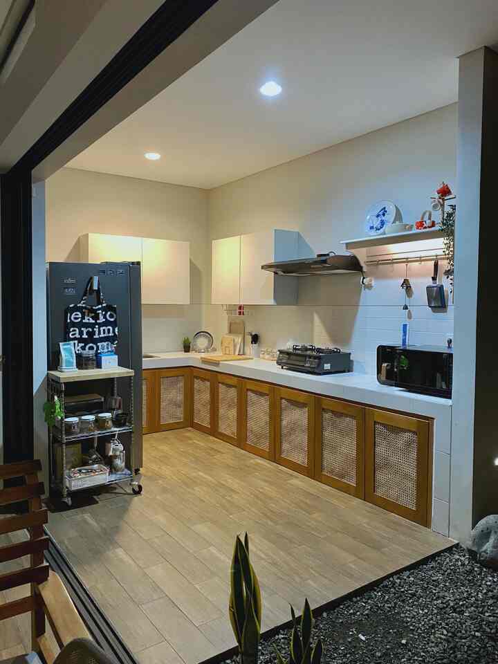 Minimalist style kitchen with retro decoration ❤️🤎🍃

Kurang lebih itulah tema dapur yg diusung dirumah ini. Untuk bisa menciptakan dapur dengan tema tersebut, kita memilih kitchen set dengan dominasi unsur kayu, kitchen tools dari bahan metal berwarna gelap, dan kitchen utensils dengan warna-warna yg pop out.

Tema tersebut kita pilih karena dirasa sangat nyaman dan membuat dapur terkesan lebih hangat, sehingga bisa menjadi salah satu spot ternyaman dirumah ini.
Seperti yg terlihat pada photo di slide ketiga 🍵
Dapur pada malam hari bisa menjadi tempat ‘me-time’ yg nyaman sekali untuk sekedar unwind dari kesibukan disiang hari.

#stylingdapur
#makeoverdapur
#renovasidapur
#midcenturykitchen
#retrokitchen