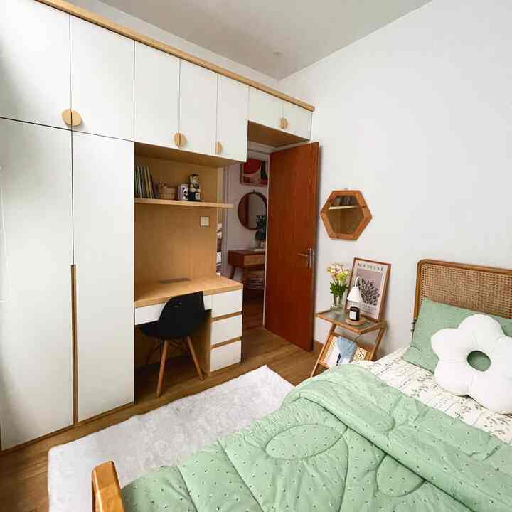 First time ngespill kamar tidur anak gadis dirumah ini.
Ada 4 benda favorit yg ada diruangan ini
• meja nakas minimalis perpaduan bahan bambu dan rotan serta moru glass yg unik bgt. Cocok bgt dipadu dgn ranjang atau dipan jati dan rotan
• dipan jati plus headboard dari rotan dgn 3 laci yg ada dibawahnya utk tambahan storage
• karpet bulu warna putih yg enaaak bgt buat ditaruh dilantai, cocok buat leyeh2 dikamar ini
Dan satu lagi
• bantal bunga warna putih menambah aesthetic kasur yg ada diruang tidur ini
Semua benda favorit diruang tidur ini dibeli secara online dgn harga yg affordable.

#BendaFavorit
#RekomendasiDekor
#RecommendedDecorItems
#Bedroom
#GirlBedRoom
