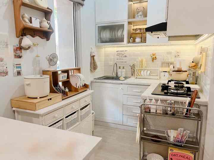 Tampilan dapur minimalis yg aku terapkan di rumah ini dengan pencahayaan dr LED di furniture nya , membuat kesan terang walaupun mungil dengan sentuhan Cream & Wood agar classic & tetap minimalis aku gunakan dekorasi" elemen kayu #stylingDapur #Makeoverdapur #Renovasidapur #dapurL #dapurmungil #dapurkecil #homestagram #dapur #kitchen #kitchenset 