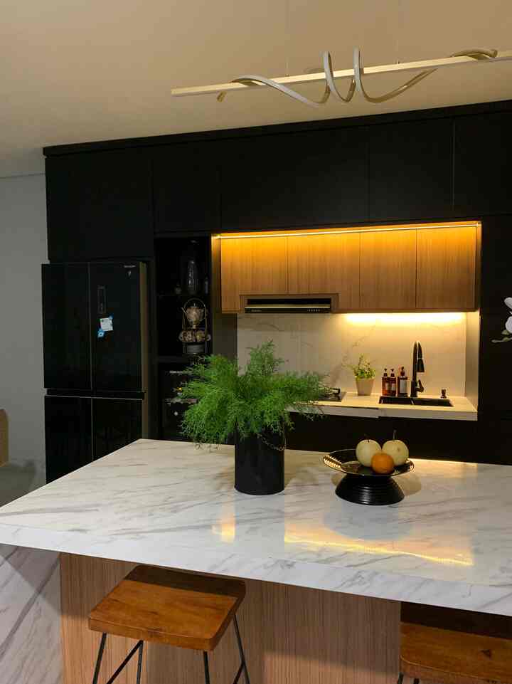 Cara styling dapur di nasrliving adalah dengan tidak menaruh banyak barang atau peralatan dapur di area yg bisa dilihat, sehingga semua perlengkapan dapur disembunyikan di kabinet kitchen set dan area bawah island. Untuk mendekor area dapur hanya menggunakan tanaman bunga potong segar ataupun tanaman artificial dan buah saja agar terlihat selalu rapi dan clean.

#StylingDapur
#MakeOverDapur
#RenovasiDapur
#nasrliving
#inspirasidapur