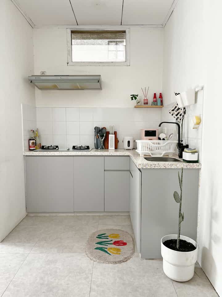 Untuk area dapur. Kita memilih konsep minimalis dengan tone warna abu muda + putih di mix dengan motif terazzo di top tablenya. Biar ga monoton warnanya. Jadi dapur lebih terasa cerah dan bikin aku semangat juga buat masaknya 😍😍

Inspirasi dapurku sebenernya liat dapur aku jaman dulu waktu tinggal di rumah orang tua. Dapur tanpa kabinet atas. Jadi bener” se-minimalis mungkin tapi tetap fungsinya maksimal.

#StylingDapur #MakeOverDapur #RenovasiDapur #kitchen #kitchenarea #homeliving