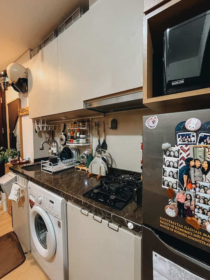 Kali ini mau buka2an sama isi lemari dapurku. Dapurku ini compact banget jadi aku harus bener2 bisa mengatur semua peralatan di dalam lemari yang tersedia. Untuk kitchen set, kompor serta cooker hood sebenernya tidak ada yang aku ganti karena sudah dapet dari developer dari awal beli apartemen ini. 
Jadi untuk tampilan luarnya tidak banyak yang aku ubah. Sedangkan untuk bagian dalam lemari kitchen, aku berusaha menatanya dengan rapi dengan menambahkan beberapa divider atau sekat2 sehingga barang2 bisa diatur dengan lebih rapi dan spacenya bisa digunakan dengan lebih efektif. 
Di bawah kompor juga aku fungsikan untuk menyimpan mangkok2 dan menggantung beberapa panci sehingga tidak terlihat dari luar. Walaupun lemari bawah kompor sebenernya kecil, dengan menggunakan divider dan laci, bener2 bisa membuat space yang ada lebih efektif.
Malu sih sebenernya karena ini ga estetik. Tapi semoga bisa memberi inspirasi buat yang lain. ❤️

#StylingDapur
#MakeOverDapur
#RenovasiDapur
#KitchenSet
#DapurApaAdanya
#TinyKitchen
#KitchenOrganizer