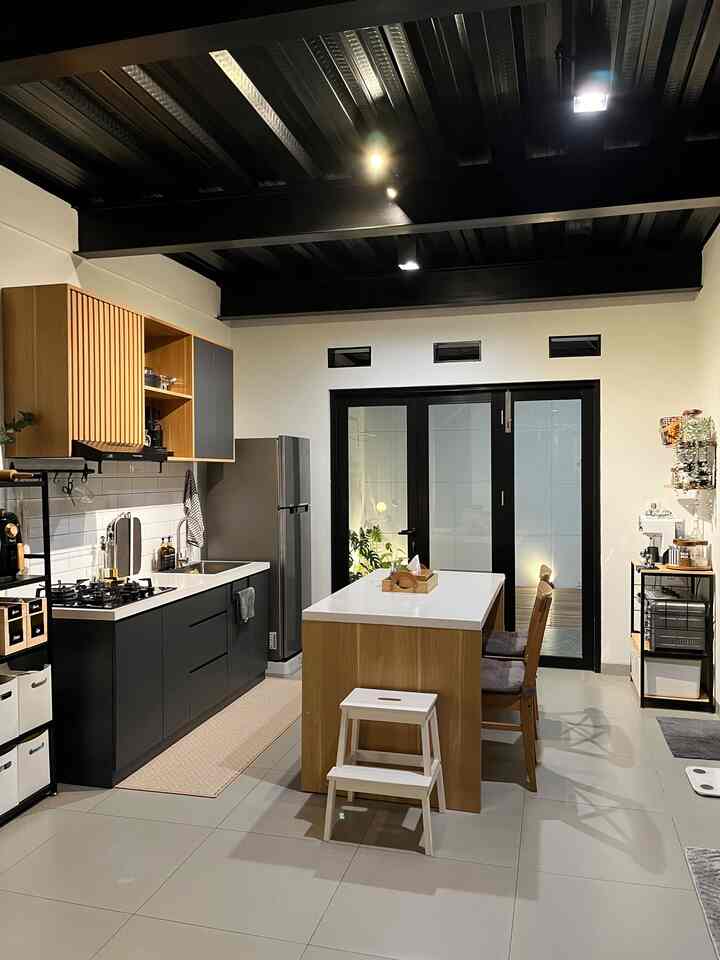 Di area dapur dan dining room ini aku menggunakan kabinet tertutup dan rak/ambalan terbuka. Rak/ambalan terbuka aku manfaatkan untuk menyimpan berbagai macam barang. 

Agar terlihat rapih dan estetik aku pilih storage yang tidak hanya fungsional tapi juga masuk dengan color palette dapur. Bisa dikatakan color palette dapur #rumahmaknaa adalah putih, kayu natural, abu-abu, hitam, dan hijau. 

Aku juga berusaha untuk meminimalisir barang yang berada di top table. Jadi aku pastikan barang yang disimpan di top table adalah barang yang memang sering digunakan. 

Untuk menambah aksen yang bisa mempercantik ruangan, aku selalu tambahkan tanaman artificial dan juga tanaman hidup. 

Semoga menginspirasi

#StylingDapur
#MakeOverDapur
#RenovasiDapur
#JapandiIndustrial
#TinyKitchen