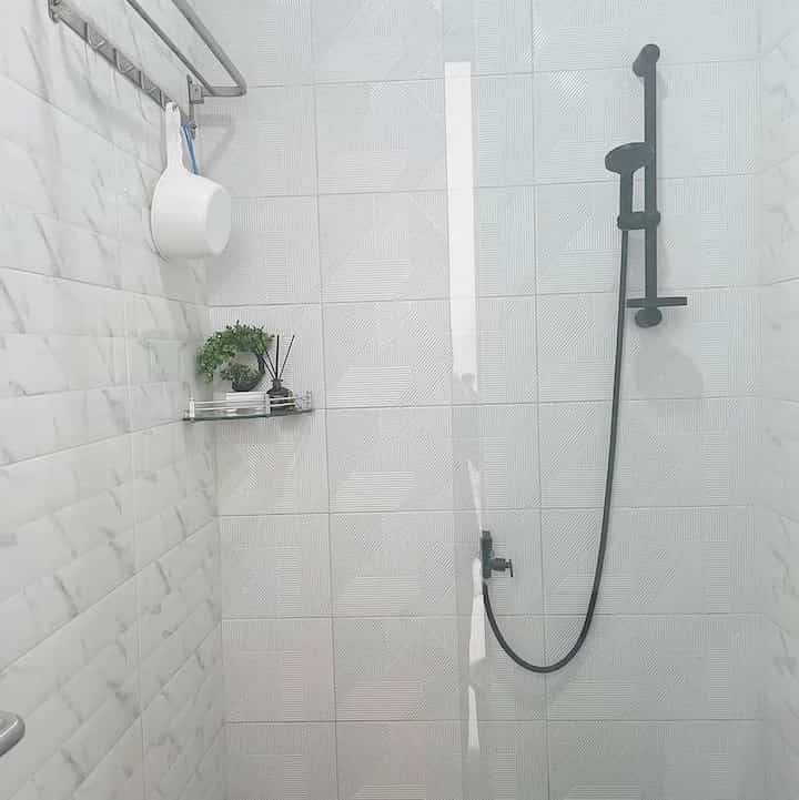 Barang fav yang ada dirumah, kadang digeser2 tempatnya agar terlihat lebih nyaman dan estetik.

Area kamar mandi ini masih polosan gak banyak yg dipkai disini. Sesuai fungsinga saka.

Ditambah tanaman plastik, aroma wangi dari difuser, dan sentuhan beberapa keramiknyang kita pakai.

Selain di area kamar mandi, disfuser saya pakai diruang tamu juga.



#BendaFavorit
#RekomendasiDekor
#RecommendedDecorItems
#bendacantik
#rekomendasihadiah 
#favorit
#rumahdalamgangskm