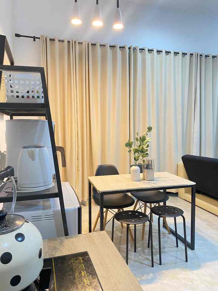 Tempat favoritku dirumah adalah di dining room, ditempat ini aku bisa nyemil sambil nonton bareng keluarga. Kadang kegiatan nyuapin anakpun terasa lebih enjoy karna dining room yang letaknya menyatu dengan ruang tv jadi bisa sambil menonton tv bersama anakku. Ada beberapa barang favorit di dining room ku ini.
• Pertama ada kursi marius. Ini adalah kursi kecil yang sengaja aku beli untuk aku jadikan kursi makan. Aku memilih kursi ini karna dengan harga yg affordable tapi kursi ini terbilang kokoh, dan awet. Kursi ini juga sering aku alih fungsikan sebagai tangga untuk mengambil barang yang ada dikabinet atas dapur. Terkadang aku juga alih fungsikan menjadi alas untuk pot/vas tanaman dirumah.
• kedua ada rak serbaguna untuk perabotan dapur yang aku beli diinforma, dengan bahan besi berwarna hitam jadi sangat senada dengan styling dining room ku. 
• ketiga ada vas keramik + tanaman artificial membuat ruanganku lebih hidup dan segar. Vas yang sering aku pindah-pindahkan sesuai kebutuhan kontenku.
• keempat ada piring keramik dari naruna. ini adalah piring handmade yang motifnya terinspirasi dari terumbu karang. Sesuka itu dengan kualitas keramik ini, sampai piring ini menjadi piring andalanku dalam penyajian makan.

#BendaFavorit
#RekomendasiDekor
 #RecommendedDecorItems #diningroom #diningroominspiration #rekomendasibarang #barangfavorit #kursifavorit 


