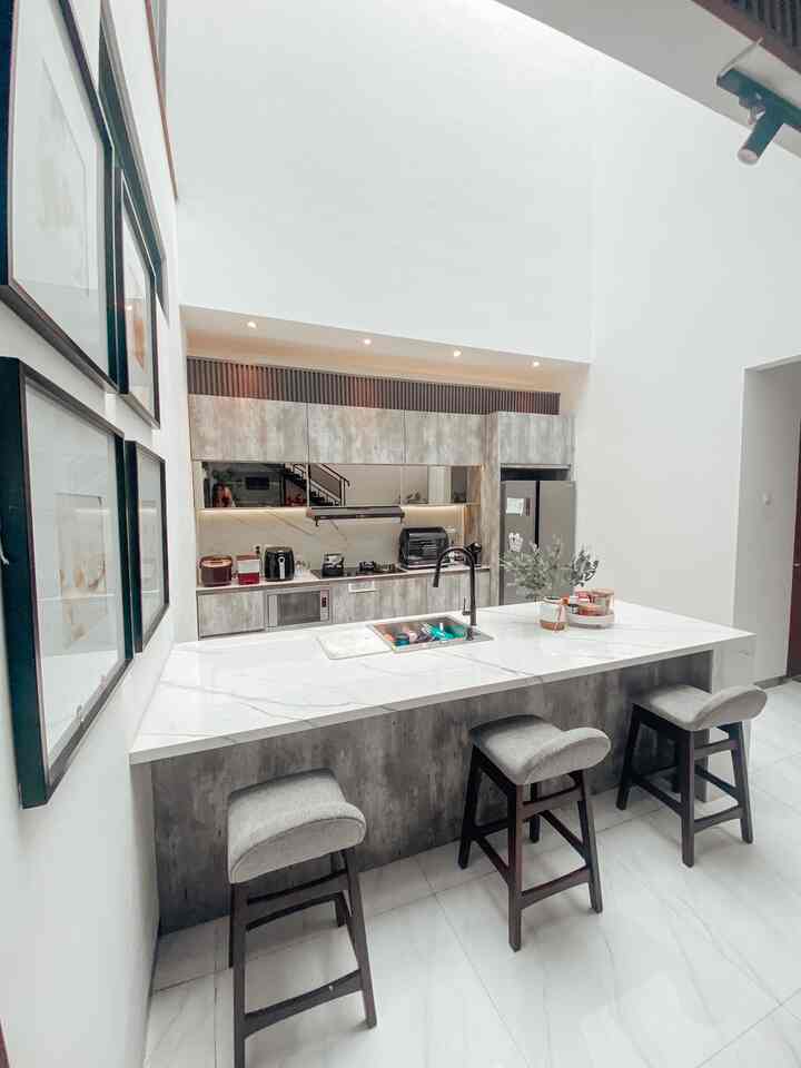 ✨Decorate Kitchen✨

I keep my kitchen spacious. because I often do #mealprep, so I just use simple decorations like a large photo frame on the wall. I added a pot with artificial flowers to make it sweeter.

#KitchenStyling #Makeoverdapur #RenovasiDapur