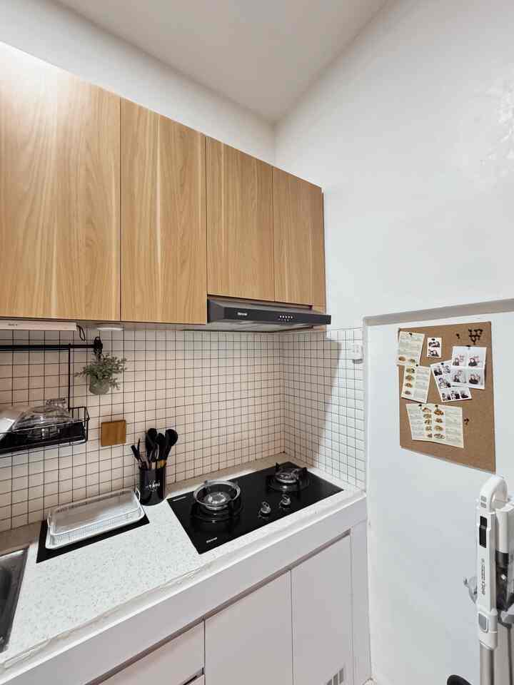 Hai tetangga jangan bosen yah sama dapur ku yg segaris ini . karna dapurku ini dapur aktif jadi gak banyak printilan dekorasi yg aku aplikasikan karna biar mempermudah ruang gerak dalam mengolah makanan ... 

disini aku tambahin lampu tempel agar penerangan makin baik saat melakukan aktifitas pada malam hari , karna dapur ku ini gak ada jendelanya 🤭 mempet tetangga shay.

dan yg paliny penting penggunaan cookerhood pada dapur ku yg minim sirkulasi udara, meski di atas laudryroom udah dibuat jendela kecil tp cookerhood sangat penting buat dapur mepet tetangga gini 😬.

dan satu lg yg paling penting, penggunaan storage tambahan pada kabinet dapur ku agar lebih rapih dan lebih compact utk ruang penyimpanannya . 

semoga menginspirasi yah 🪴🪞⛅️🎀

#StylingDapur
#MakeOverDapur
#RenovasiDapur
#DapurRumahsegaris
#dapursegarisinspo
#dapurdirumahsubsidi

