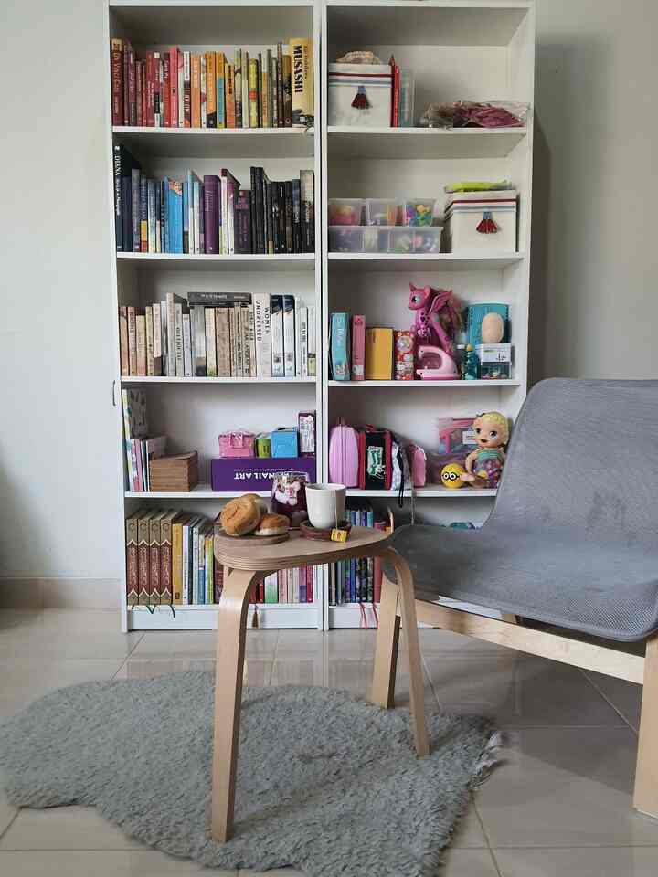 Sefruit tips untuk styling rak buku dan mainan dari aku ya guys. Semoga bermanfaat khususnya untuk kalian yang punya keterbatasan ruang seperti rumah ku;

Pilih rak putih karena memberi kesan bersih dan pandangan luas

Atur sesuai kategori atau bisa juga color pallate untuk memudahkan mengingat mengembalikan buku ke tempat semula. Dan selain memberi kesan estetik

Untuk mainan yg kecil seperti lego atau puzzle bisa kamu tempatkan di dalam sistem penyimpanan kecil seperti box

#StylingRakBuku
#StylijgRakMainan
#BookshelfDecor
#ToysShelfDecor
#IdeDekorRakBuku
#IdeDekorRakMainan
#SimpleColorPalleteDecor

