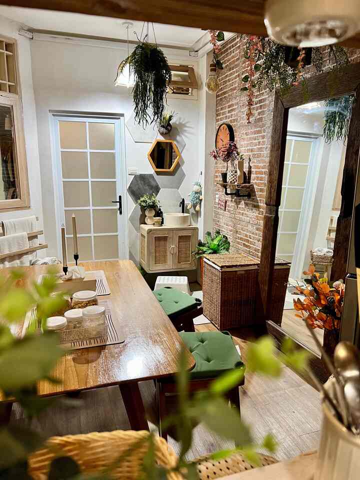 SESUATU DI POJOK … ❤️
… sebelumnya di pojokan sini kala itu adalah mesin cuci (ruang cuci mojok). Jujur waktu mesin cuci di sini agak kurang enak dipandang mata, khususnya mataku 😀. Ruangan tampak sempit dan kurang estetik. Nah, karena ini dekat dengan ruang makan, maka aku mencoba makeover pojokan ini menjadi tempat cuci tangan sebelum dan sesudah makan 😀. Washtafel yang aku gunakan adalah teraso dikombinasikan dengan lemari atau meja washtafel custom kayu jati, dinding washtafel ditempel keramik hexagonal dengan susunan acak, begitu juga dengan sebagian lantainya, lalu seperti biasa aku beri sentuhan tumbuhan artificial … gimana menurut kamu? Lebih estetik kan? (Slide terakhir adalah before nya). Semoga bisa menjadi inspirasi ya ❤️ #aestheticcorner #washtafel #teraso #ruangmakan #diningroom #aestheticdiningroom #corneridea #kayujati #furniturinterior #furniturecustom