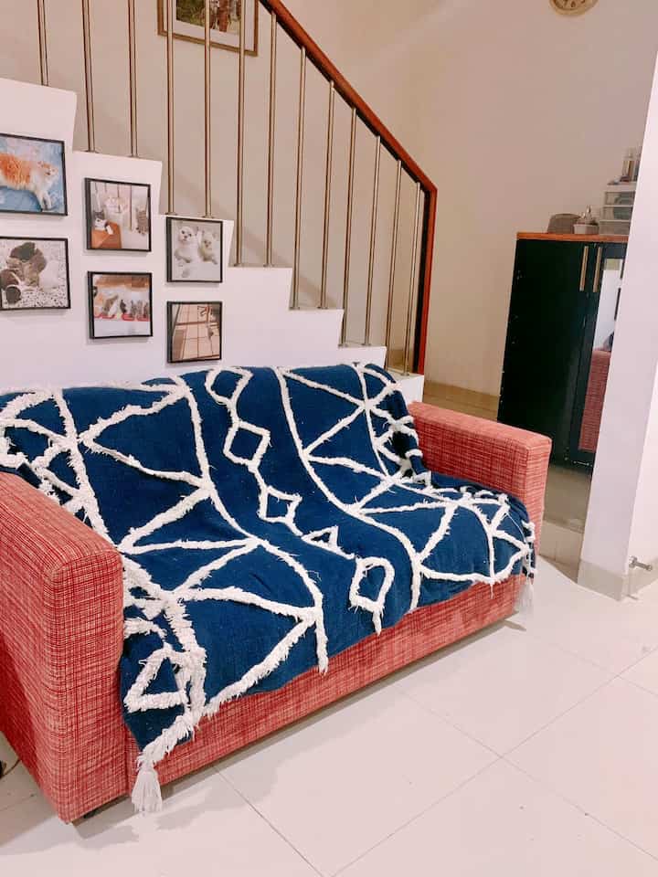 Hai bestiee, balik lagi dilivingroom omah_rani
Berikut aku spill beberapa barang best purchaseku yah
Yg 1 ada sofa vimle dari ikea, sofa ini tuh nyaman banget dipake, karena 2 dudukan jadi gak makan tempat juga daan bisa diganti loh sheetnya kalau kita udah bosen pakai sarung lama. Tinggal beli aja sarung seri vimle di ikea deh☺️
Yg ke 2 tanaman artificial fejka dari ikea. Ini tuh kayak real tapi gak perlu perawatan. Praktis banget buat kaum mager kayak aku hahaha
Yg ke 3 pigura dari makenliving dan picora. Bikin ruangan di  living room lebih cantik
Yg ke 4 tempat lilin dari ikea, cantik dan multifungsi. Salah 1 properti foto dan video andalan ☺️

#Bendafavorit #rekomendasidecor #recomendeddecoritem #eklektikdecor #ikeadecor