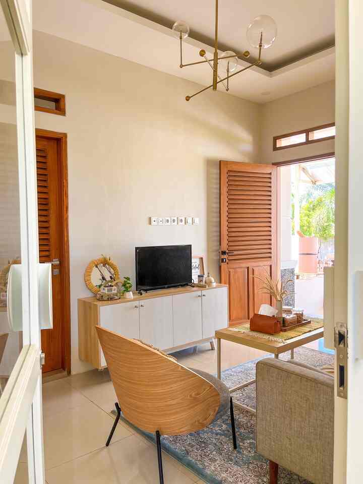 Benda Favorit

1. Lounge Chair by Informa. Kursinya cantik, unik dan nyaman bgt. One of point of view in our living room 🤍

2. Set meja makan jati dengan kursi kombinasi rotan. Salah satu wishlist aku yg akhirnya ada juga di rumah. Suka bgt perpaduan kayu & rotan.

3. Kabinet di ruang tamu, yg juga perpaduan kayu & rotan, ditambah aksen lengkung. Bikin kabinet ini selain fungsional jg cantik. Apalagi setelah ditambah berbagai macam dekorasi diatasnya. Suka bgt deh! 🤍

4. Rattan tray. Benda dekorasi terfavorit ini sih, dia bisa pindah tempat kemanapun aku foto ruangan 😂 habisnya dia cantik, ditaruh ruang mana aja auto bikin makin estetik.

Ada yg benda favoritnya samaan sama aku??

#BendaFavorit
#RekomendasiDekor
#RecommendedDekorItems