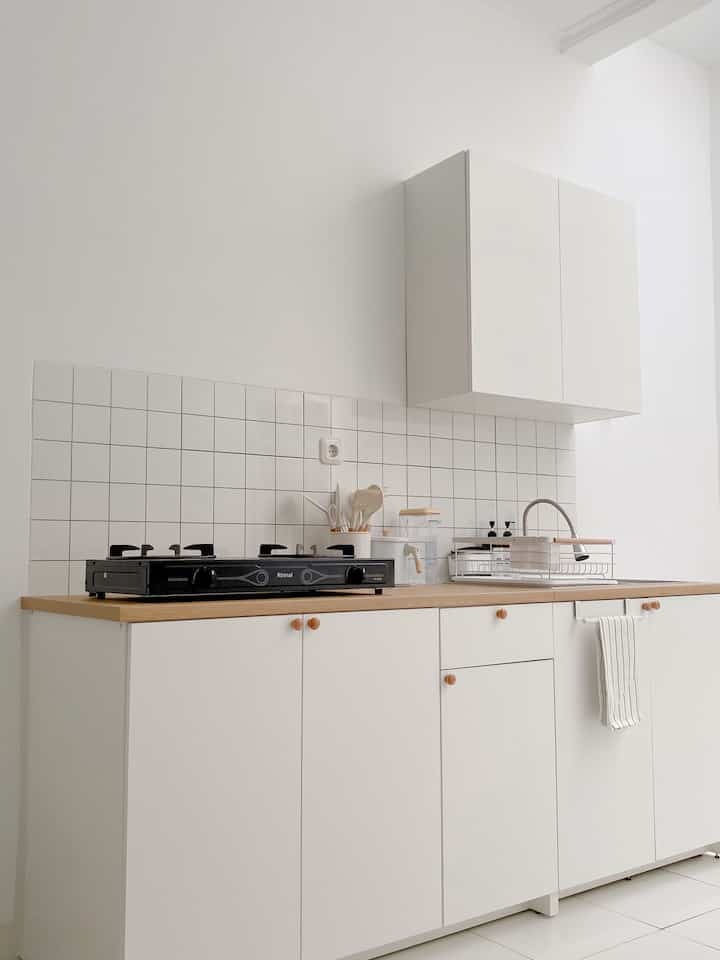 ノックスフルトIKEA✨
実際、6か月間、Pinterest、TikTok、IGの検索タブは「Knoxhult」だけでした。 IKEAに行ってきました😂

わーい！最終的にこのキッチンセットを2023年6月に購入し、設置もIKEAで行いました。もともとキッチンは鋳鉄製のテーブルだったので、その前にまずそれを破壊する必要がありました。スペースの準備ができている必要があります。給水ポイントも決まり、バックスプラッシュも設置されました。

予算の詳細は写真にあります。ノックスフルトをインストールする人にも役立つと幸いです🫶🏻

#knoxhult #knoxhultikea #ikea #ikeakitchen #dapur #dapurminimalis #ikeahome #kitchen #kitchenset #kitchendesign {9 #キッチン装飾}