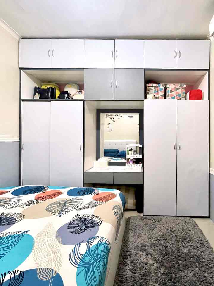 Tips styling kamar sempit agar selalu rapi dan muat menampung banyak barang pribadi pasutri. Ukuran kamar utama kami adalah 3x3 m. Kamar ini masih bentuk asli perumahan. Karena ukurannya yang sangat terbatas, sedangkan pakaian aku dan suami lumayan banyak, jadi kami membuat lemari full dinding sebagai solusinya. Agar lemari tetap bisa dibuka meskipun mepet dengan kasur, maka pintu sliding menjadi pilihan yang tepat bagi kondisi seperti ini. Di lemari bagian atas biasanya kami meletakkan barang-barang yang jarang dipakai seperti koper, bedcover cadangan dll. Untuk kasur kami menggunakan ukuran 200x180m. Lantai kosong yg tersisa kami beri ambal/karpet sebagai tempat sholat pribadiku jika sedang ingin beribadah dikamar saja. #RuangSempit #TipsMaksimalkanRuang #NeveTooSmall