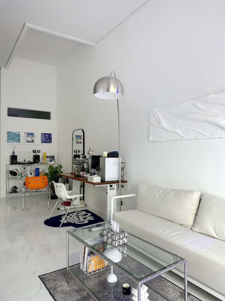 SMALL LIVING ROOM 
-
Ruangan ini bisa dijadikan rumah tamu, ruamg bersantai, ruang kerja sekaligus ruang dengar karena berkonsep Open Space. 
-
Dalam menata ruangan ini kita menggunakan warna” yang tidak jauh dari warna monochrome agar tetap konsisten walaupun ada beberapa warna lainnya seperti kursi orange, beberapa koleksi piringan hitam dengan cover biru
-
Furnitur all monochrome kecuali meja kerja karena meja kerja belinya waktu masih pacaran dan belum terpikirkan untuk mempunyai rumah berwarna putih, mungkin kedepannya kita make over jadi all white
-
tips buat rumah yang ukurannya mungil seperti angka house , pilihlah warna tembok yang cerah biar ruangan terlihat bersih dan lega sekaligus spacious.

#RuangSempit #TipsMaksimalkanRuang #NeverTooSmall #Homedecor #angkahouse #minimalis #rumahpribadi #rumahkotak #monochrome #aesthetic #45sqm