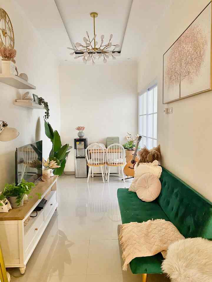 Di lahan yg terbatas ini aku jadikan ruang tv dan ruang makan mengusung konsep open space dengan menggunakan furnitur yg tidak terlalu besar karena kami tinggal hanya berdua di rumah


#RumahSempit #Tipsmaksimalkanruang #NevertooSmall
