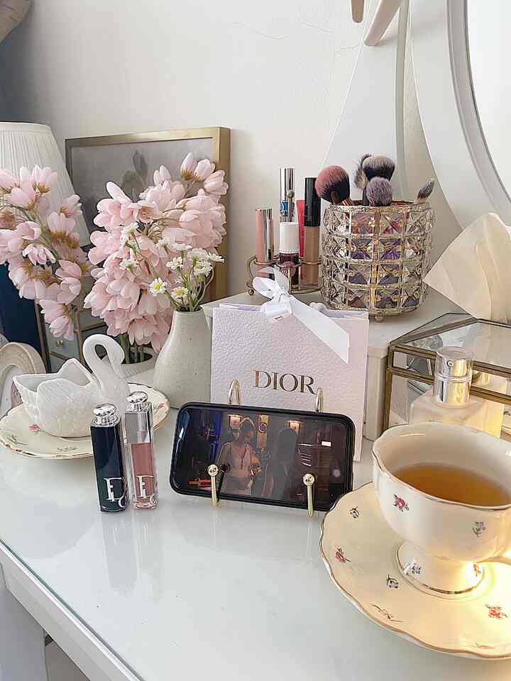 Kalau habis bebersih paling enak tuh me time ga sih? jujur berasa lelah banget habis bebersih ngurusin anabul salah sayu recharhe energy aku tuh diem di kamar sambil me time nonton film, dengerin lagu dll 


#metime #homelivingbylistya #movietime #homedecor #Ohouseidn #perintilancantik #printilanestetik