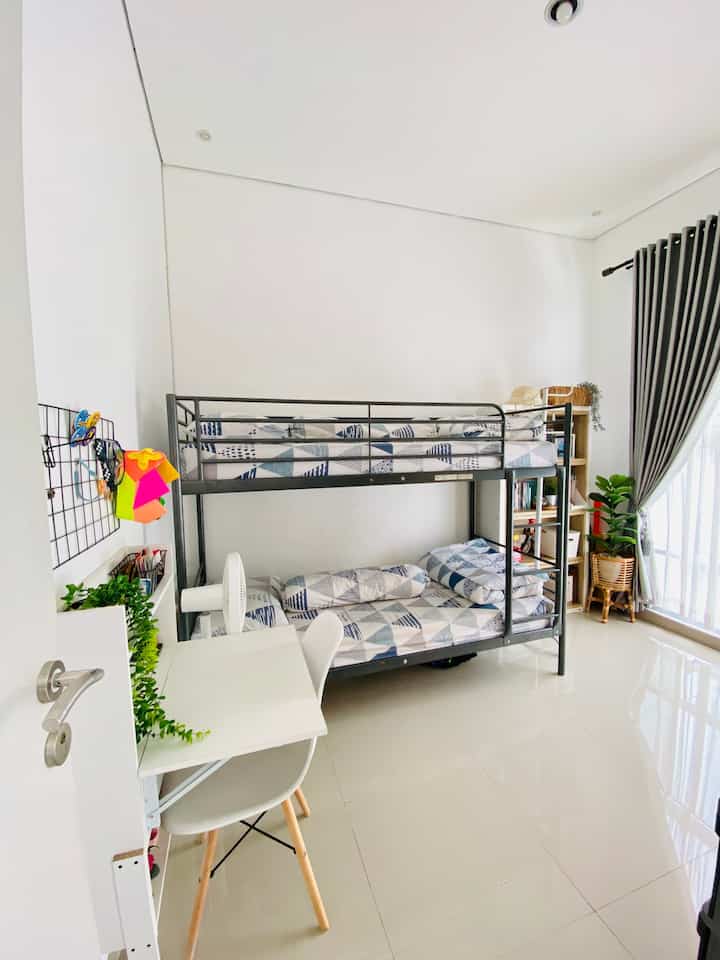 Kamar Anak Terkesan Lebih Lega dan Leluasa Untuk Anak Beraktifitas✨

Hai Tetangga O!house..

Kali ini kami mau bahas kamas anak laki-laki dirumah d_houseds. Kamar ini bertema industrial minimalis. Kamar anak ini berukuran 3x3,5m. Untuk ukuran kamar termasuk cukup nyaman. Tapi kami ingin tetap memberikan kesan luas dan lega pada kamar ini. Jadi kami  memilih dan menata barang yang bisa membuat kamar ini tetap memiiki area leluasa untuk anak-anak beraktifitas, Juga tetap fungsional dan menarik secara visual. Kami memilih menggunakan tempat tidur tingkat dari ikea ini yang modelnya cakep, industrial minimalist. Tempat tidur ini sangat hemat tempat, berfungsi dengan baik, dan dekoratif. Kemudian kami memilih menempatkan meje belajar yang menempel ke dinding dan mejanya bisa dilipat sesuai kebutuhan dari Pira. Jadi ketika tidak digunakan mejanya bisa dilipat dan sangat mengehmat ruang. Lemari rak buku pun fleksible bisa dibuat melebar atau mengecil serta menyiku sesuai kebutuhan dan ketersediaan ruangan. Lalu pada setiap tempat kami sisipkan benda dekoratif seperti tanaman artificial untuk menyegarkan ruangan dan juga pengharum ruangan.


 #RuangSempit
 #TipsMaksimalkanRuang 
 #NeverTooSmall
#kamaranaklaki
#kamarindustrial
#kamarindustrialminimalis
#rumahdeveloper
#rumahcluster
#cimahi
#bandung
