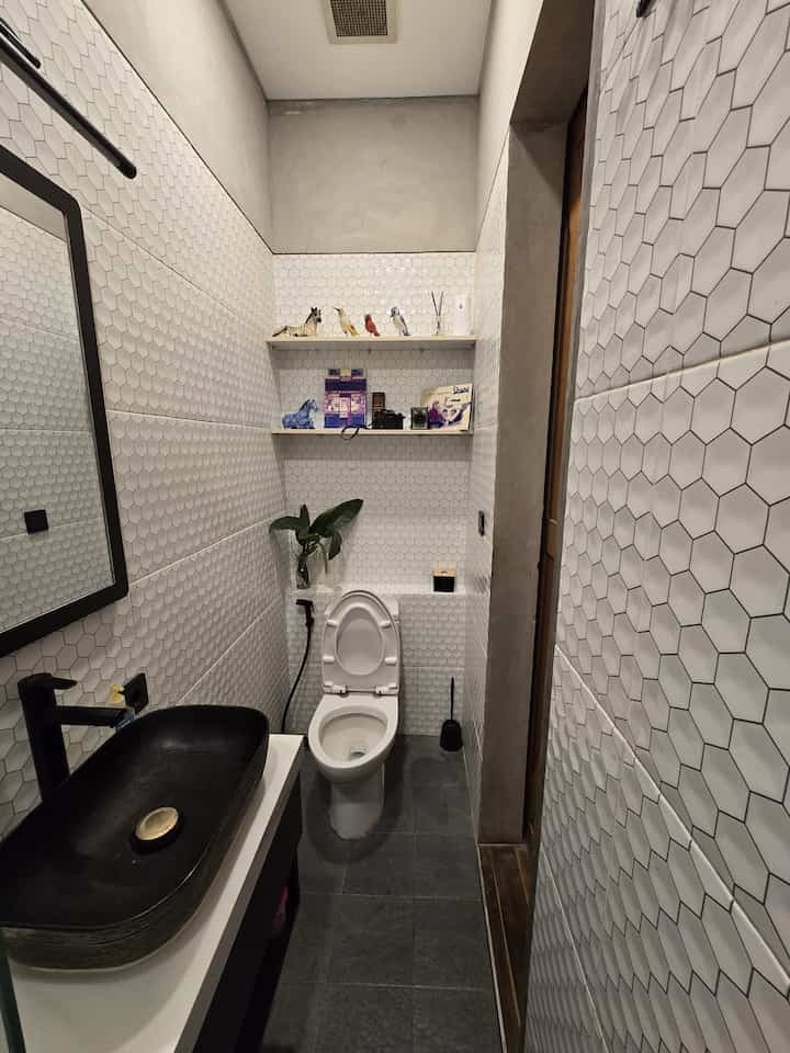 Dengan space terbatas, kamar mandi segaris ini cukup bisa menjawab kebutuhan kami. Sebelumnya di plan awal, kamar mandi ini tanpa shower, namun karena akhirnya kami memutuskan membuat kolam renang di rumah buaran, kebutuhan shower menjadi suatu keharusan. Kamar mandi ini menggunakan tema warna hitam putih, dengan mayoritas warna putih sebagai dinding, supaya terlihat luas. Ambalan di belakang toilet diisi koleksi vintage paksu dengan beragam hobbynya. 

#RuangSempit #TipsMaksimalkanRuang #NeverTooSmall #RumahBuaran #IdeKamarMandi #IdeToilet #InspirasiRumah