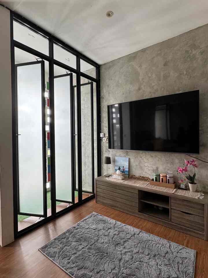 MaasyaAllah punya balkon seuprit yang punya banyak sekali manfaat 🥰🥰🥰
Memaksimalkan ruangan ini menjadi  sirkulasi utama dikamar, udara dan sinmatnya pastinya yang buat kamarku serasa sejuk dan anak-anak paling favorit disini 😍

Dengan ukuran 2x1 m, Kutambahkan rumput sintetis biar ademnya makin kerasa ☺️

#RuangSempit
#TipsMaksimalkanRuang
#NeverTooSmall
#BalkonRumah
#BalkonSeuprit
#Rumahyuqibam